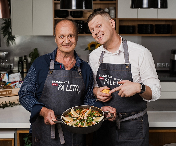 Recepte: Jānis Jarāns gatavo paelju ar vistu un garnelēm