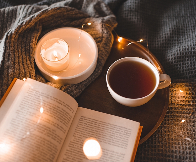 Ziemassvētku noskaņu laiks – 5 grāmatas, ko paspēt izlasīt vēl šogad