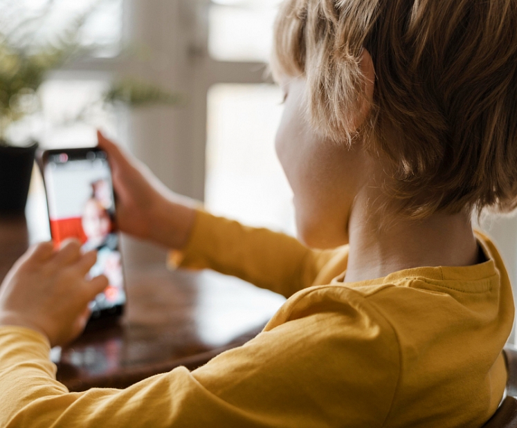 Arvien vairāk bērnu pārkāpj vecuma ierobežojumus sociālajos medijos