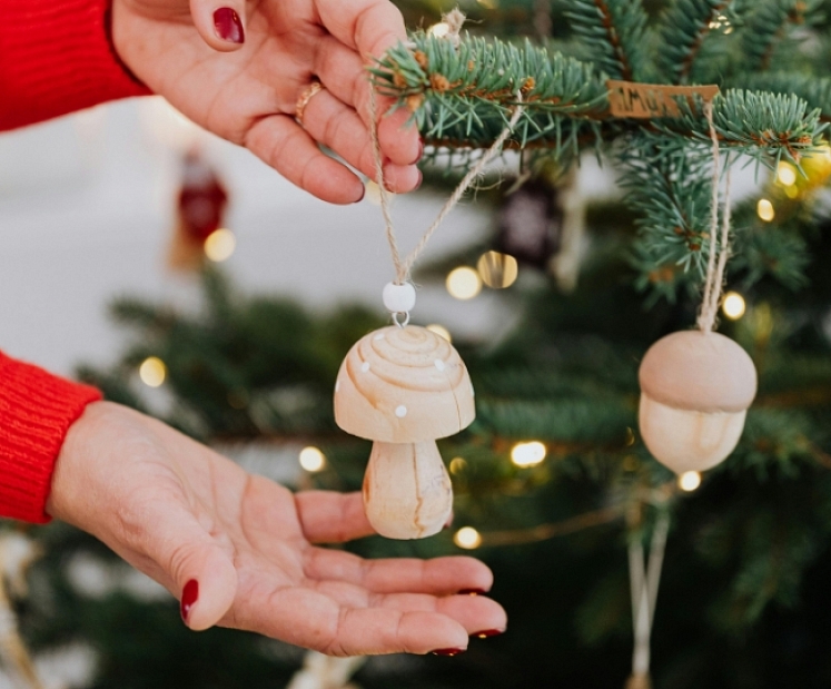 Kā 2025. gadā stilīgi izrotāt Ziemassvētku eglīti – dabas akcenti, minimālisms vai mežģīnes