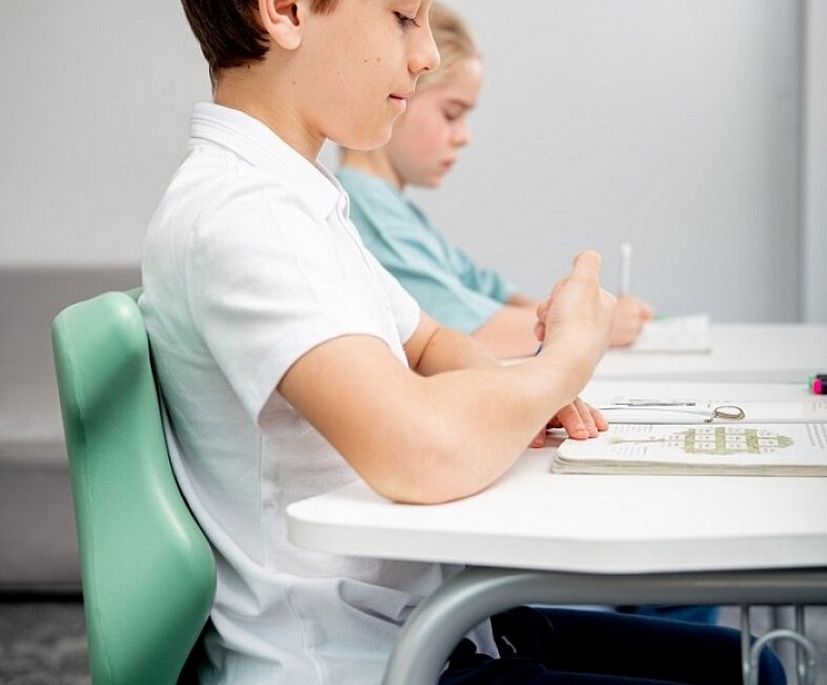 Lineals.lv un “Labo krēslu” koncepts Latvijas izglītības iestādēs – ergonomika, kas atbalsta muguras veselību jeb zinātne komforta labā