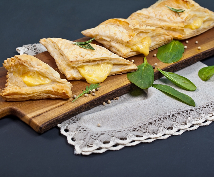 Kūkas un pīrāgi kārtu kārtām: par saldētu kārtaino mīklu