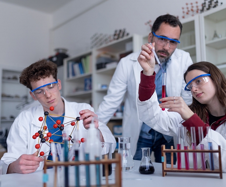 Kā iekārtot skolas ķīmijas laboratoriju 8.–9. klasei atbilstoši "Skola 2030" ieteikumiem