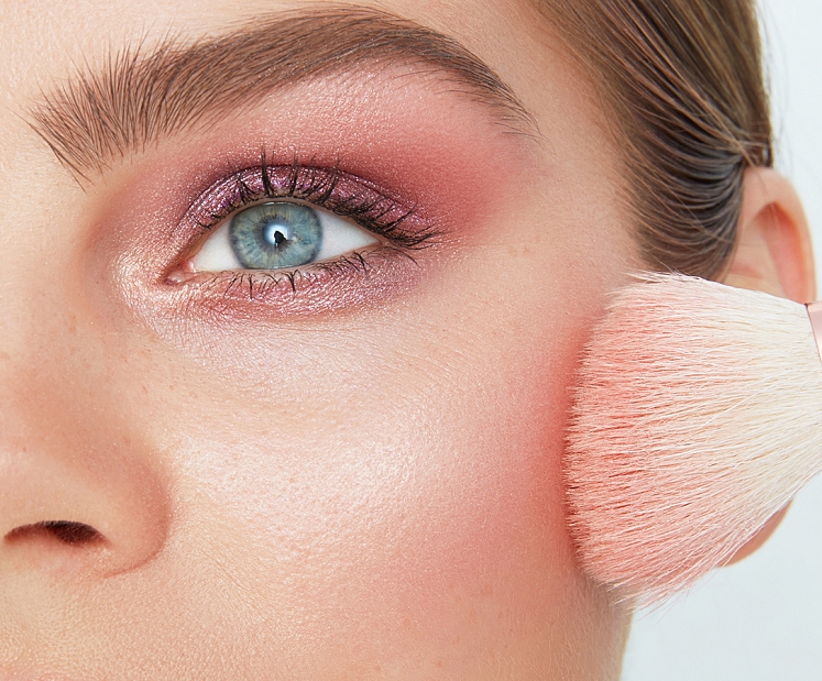 2026. gada pavasara skaistumkopšanas tendences – sārtums vaigos, haoss matos un “ledainas” lūpas