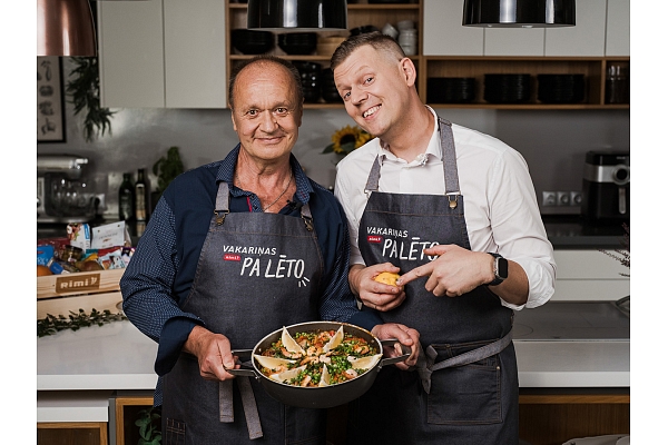 Recepte: Jānis Jarāns gatavo paelju ar vistu un garnelēm