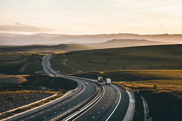 Mēs rūpējamies par mūsu klientu laiku – starptautiskie kravu pārvadājumi sadarbībā ar Freeway Logistics