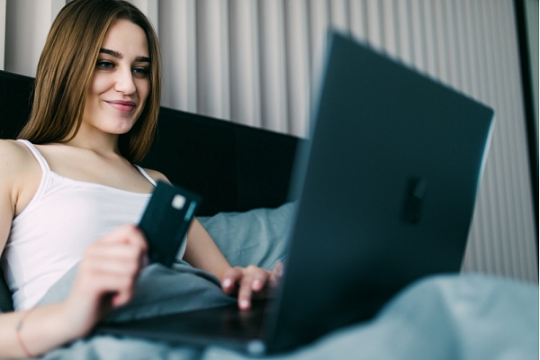Vasaras iepirkumi internetā: Kā nekļūt par krāpnieku upuri?