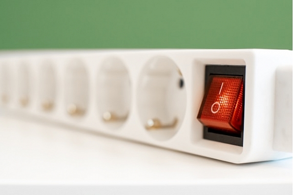 5 dzīvībai bīstami elektrības lietošanas ieradumi mājoklī