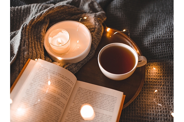 Ziemassvētku noskaņu laiks – 5 grāmatas, ko paspēt izlasīt vēl šogad