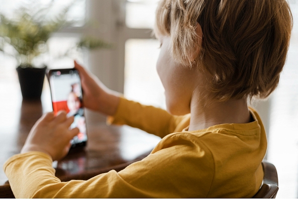 Arvien vairāk bērnu pārkāpj vecuma ierobežojumus sociālajos medijos
