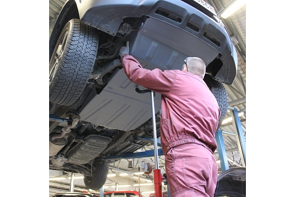 Kompozītmateriāla auto motora aizsargi pret triecieniem un sāls un mitruma ietekmi