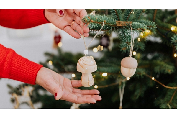 Kā 2025. gadā stilīgi izrotāt Ziemassvētku eglīti – dabas akcenti, minimālisms vai mežģīnes