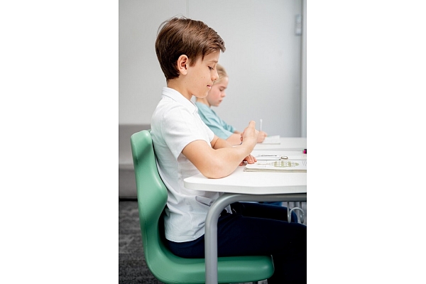 Lineals.lv un “Labo krēslu” koncepts Latvijas izglītības iestādēs – ergonomika, kas atbalsta muguras veselību jeb zinātne komforta labā