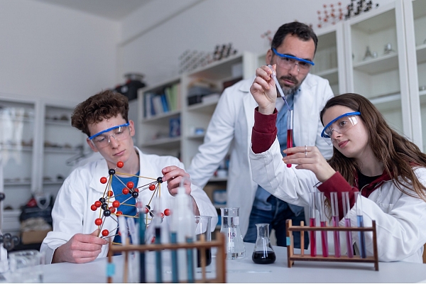 Kā iekārtot skolas ķīmijas laboratoriju 8.–9. klasei atbilstoši