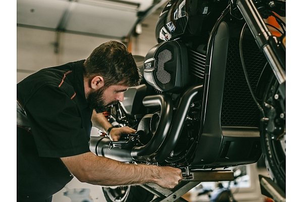 Augstākās kvalitātes motoreļļa un transmisijas eļļa motocikliem: Petro-Canada Lubricants, Texaco un MOL zīmolu piedāvājumi