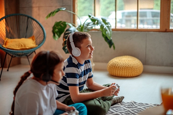 Eksperti un vecāki vienisprātis -  digitālā pratība sākas ģimenē un turpinās skolā