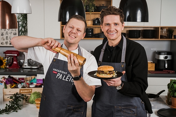 Recepte: Mārtiņš Spuris gatavo plānburgeru 