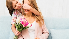 No neļķēm līdz valsts apbalvojumam – kā godā māmiņas dažādās pasaules valstīs?