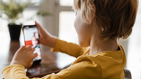 Arvien vairāk bērnu pārkāpj vecuma ierobežojumus sociālajos medijos