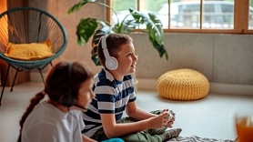 Eksperti un vecāki vienisprātis -  digitālā pratība sākas ģimenē un turpinās skolā