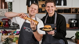 Recepte: Mārtiņš Spuris gatavo plānburgeru 