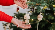 Kā 2025. gadā stilīgi izrotāt Ziemassvētku eglīti – dabas akcenti, minimālisms vai mežģīnes