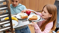 Saldināti dzērieni un pašaudzēti zaļumi – jaunumi skolu ēdināšanā