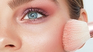 2026. gada pavasara skaistumkopšanas tendences – sārtums vaigos, haoss matos un “ledainas” lūpas