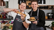 Recepte: Mārtiņš Spuris gatavo plānburgeru