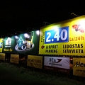 Ar prožektoriem izgaismota reklāma