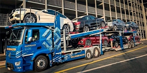 Automašīnu transportēšana ar atvērto autovedēju