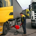 Kravas transporta riteņu maiņa un skrūvju pievilkšana