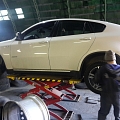 Vieglo auto un apvidus auto riepu maiņa un balansēšana