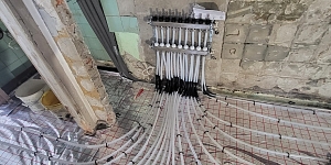 Silto grīdu instalācija