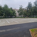Bruģēts autostāvlaukums ar marķējumu