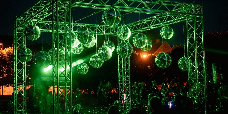 Skatuves konstrukciju un aprīkojuma noma