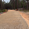 ceļa pamatnes izveide, šķembu iestrāde un virsmas izlīdzināšana