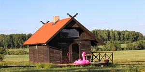 Nakšņošana namiņā pie ezera