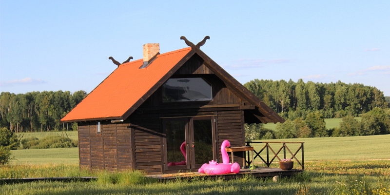 Nakšņošana namiņā pie ezera