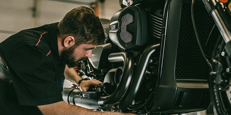 Augstākās kvalitātes motoreļļa un transmisijas eļļa motocikliem: Petro-Canada Lubricants, Texaco un MOL zīmolu piedāvājumi