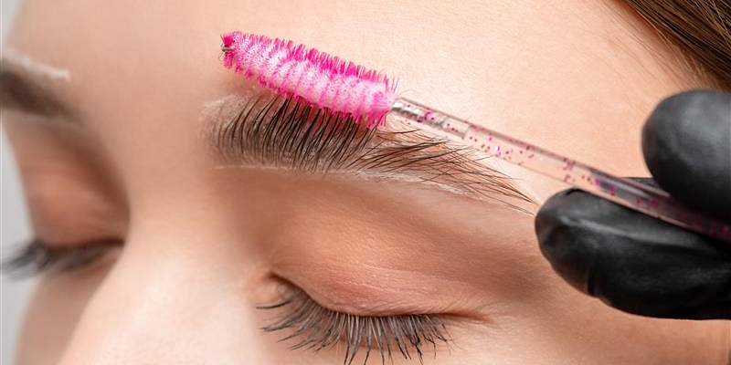 Skropstu un uzacu krāsošana, laminēšana