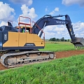"Valmieras ceļi" Volvo ekskavators strādā pie grants ceļa būvniecības Vidzemē.